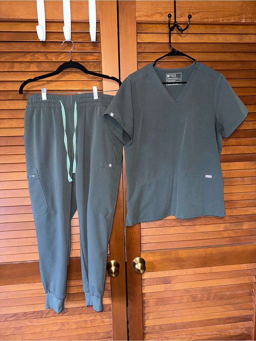 FIGS Bonsai Scrub Top & Jogger Set - Catarina Top and Uman Relaxed Jogger Pant